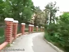 Francez bruneta ia în păsărică şi fundul