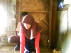 Lucy thai iniţiat cu două cocoşilor