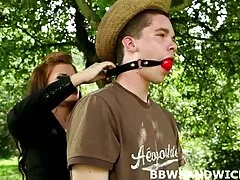 Gagica asiatice frumos are o sarcină în gura