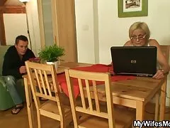 Fierbinte tampa milf charlee chase joacă cu sânii un timid adolescenti