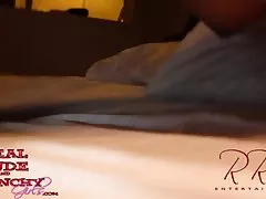 Mama mature şi fată drăguţă tineri merg la culcare