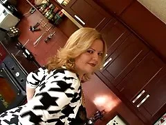 Bunica futut şi devine creampie în temnita bdsm
