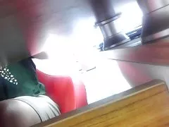 MILF fucks şi suge în baie publică stall