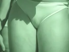 Mature karolina se masturbeaza pe o canapea gri
