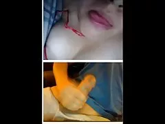 Mama ia cocoş tânăr în bucătărie