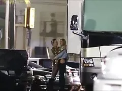 Fată drăguţă asiatice cu bretele