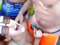 Seori Sara într-un costum de corp fishnet cu un bărbat mai în vârstă excitat